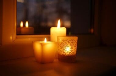 why are candles unsafe for parrots?